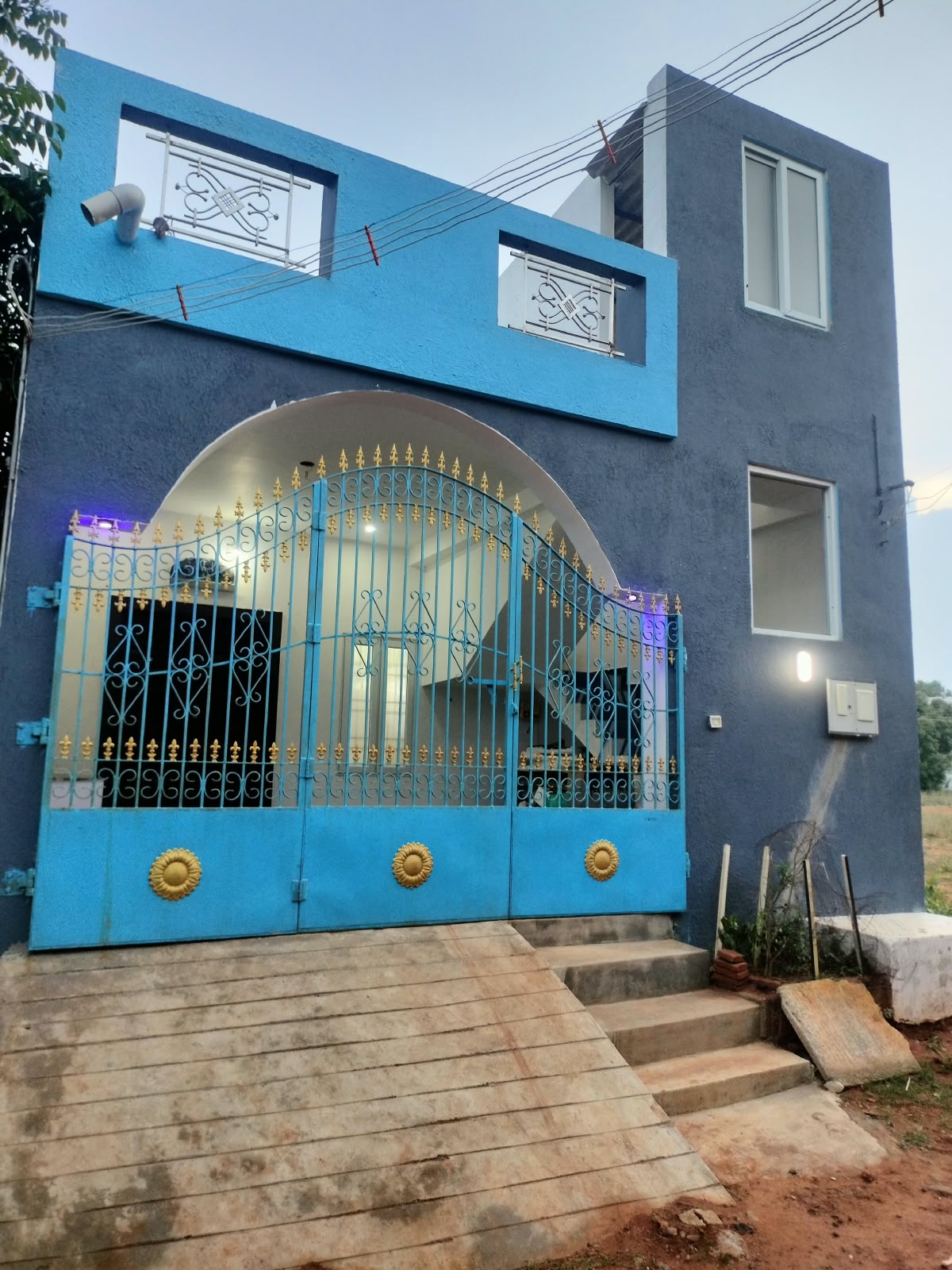 The blue exterior entrance of Jack's Den Home Stay